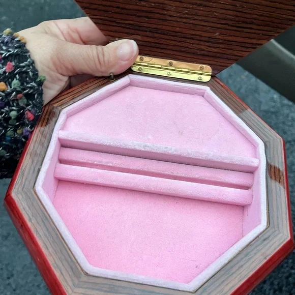 Vintage Italian Inlaid Octagonal Sorrento jewlery Musical box